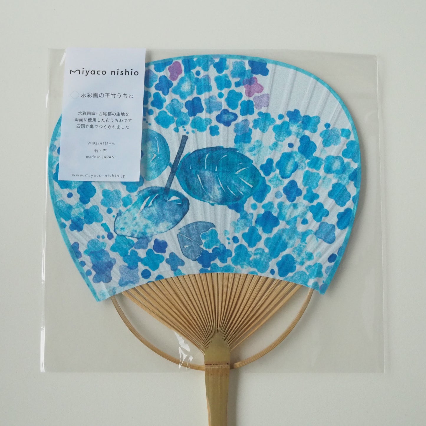 Flat bamboo uchiwa with cloth on both sides