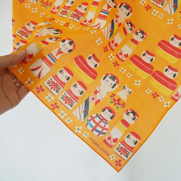 スカーフにもなる水彩画ハンカチ「東北こけし」