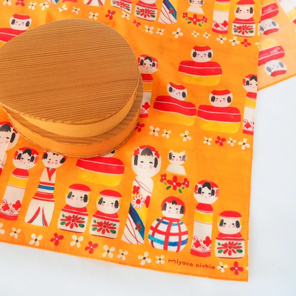 スカーフにもなる水彩画ハンカチ「東北こけし」