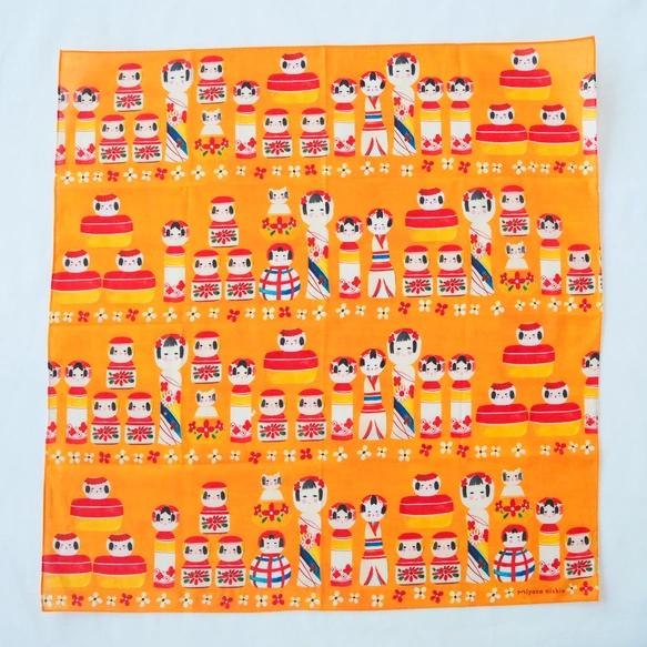 スカーフにもなる水彩画ハンカチ「東北こけし」