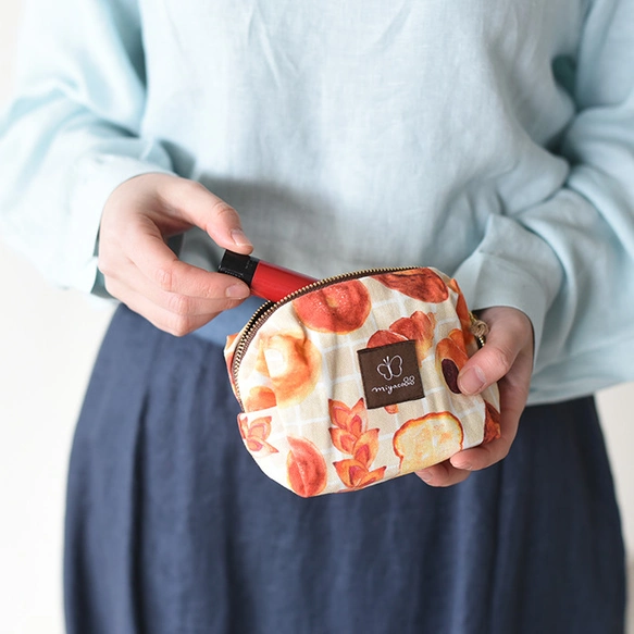 小物がまとまる水彩画のポーチ「oisii パン」
