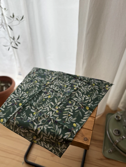 スカーフにもなる水彩画ハンカチ「OLIVE」