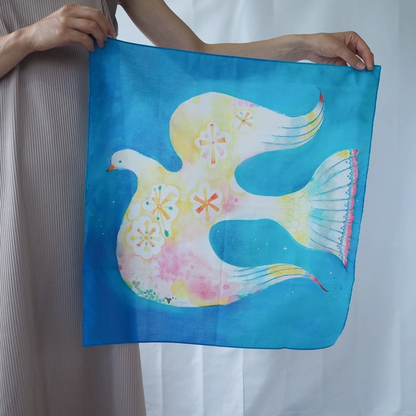 スカーフにもなる水彩画ハンカチ「青を満たす鳥」