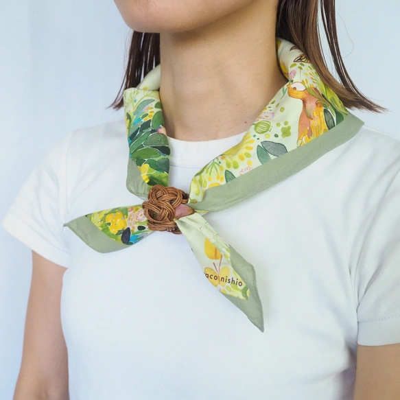 スカーフにもなる水彩画ハンカチ「もみの木と鳥」