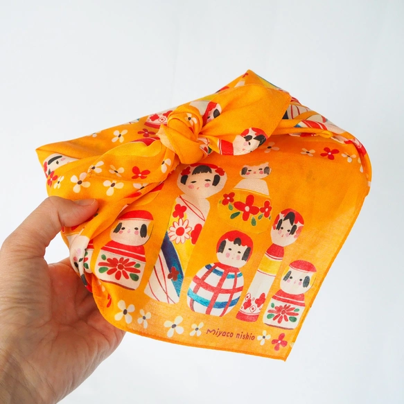 スカーフにもなる水彩画ハンカチ「東北こけし」