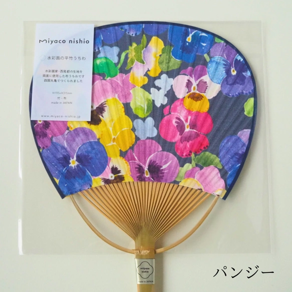 Flat bamboo uchiwa with cloth on both sides