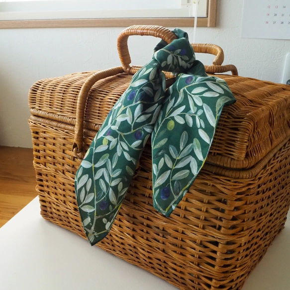 スカーフにもなる水彩画ハンカチ「OLIVE」