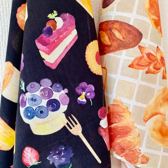スカーフにもなる水彩画ハンカチ「oisii パン」