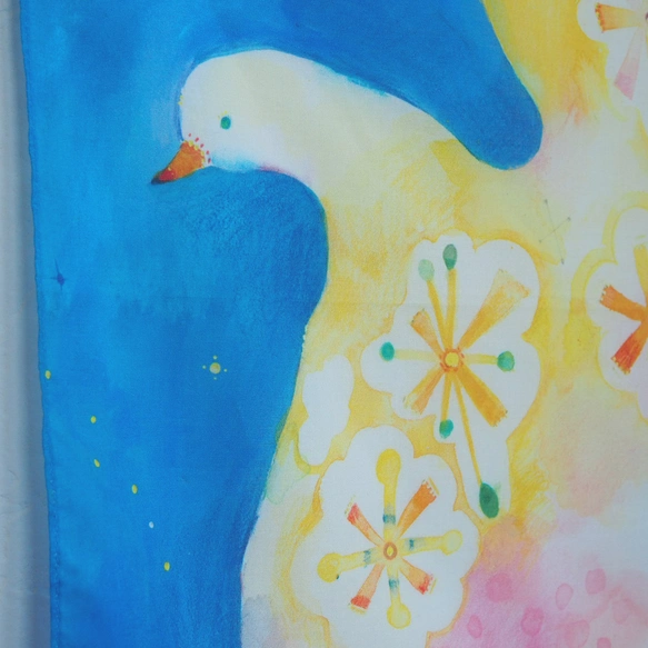 スカーフにもなる水彩画ハンカチ「青を満たす鳥」
