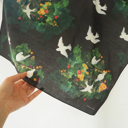 スカーフにもなる水彩画ハンカチ「もみの木と鳥」