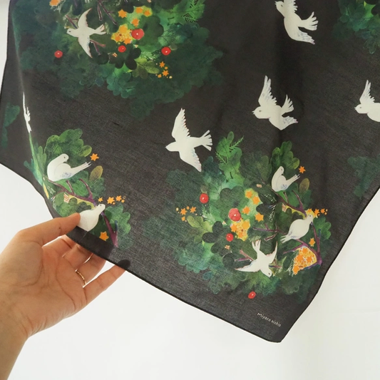 スカーフにもなる水彩画ハンカチ「もみの木と鳥」