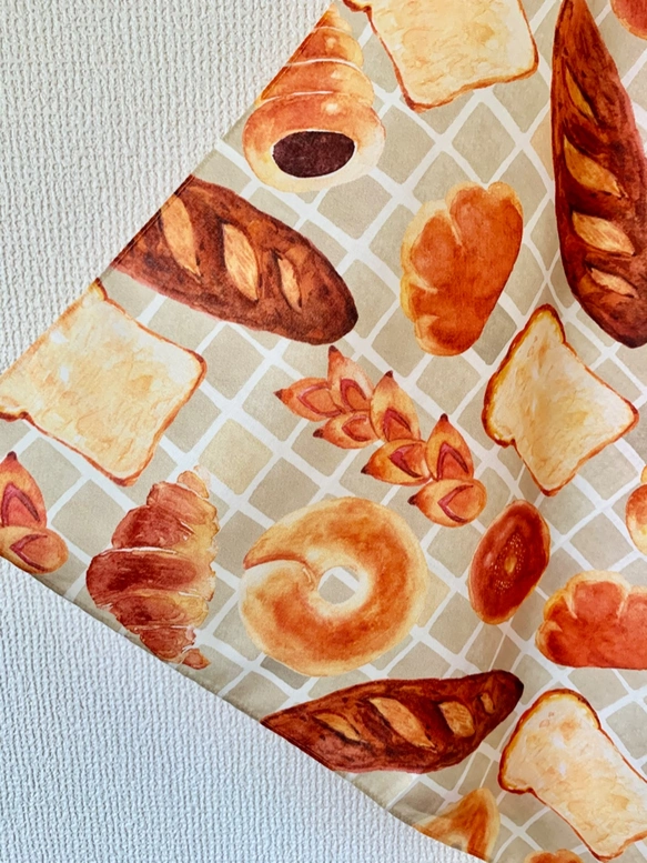 スカーフにもなる水彩画ハンカチ「oisii パン」